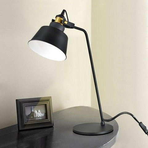 Lampe de bureau noir design simple