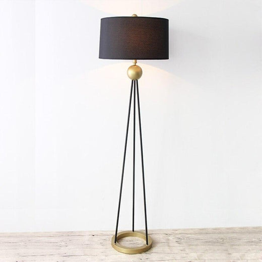 Lampadaire LED design trois pieds reliés avec boule doré