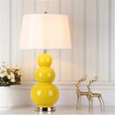 Lampe de table au corps de couleur jaune