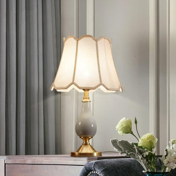 Lampe de table avec corps en céramique gris